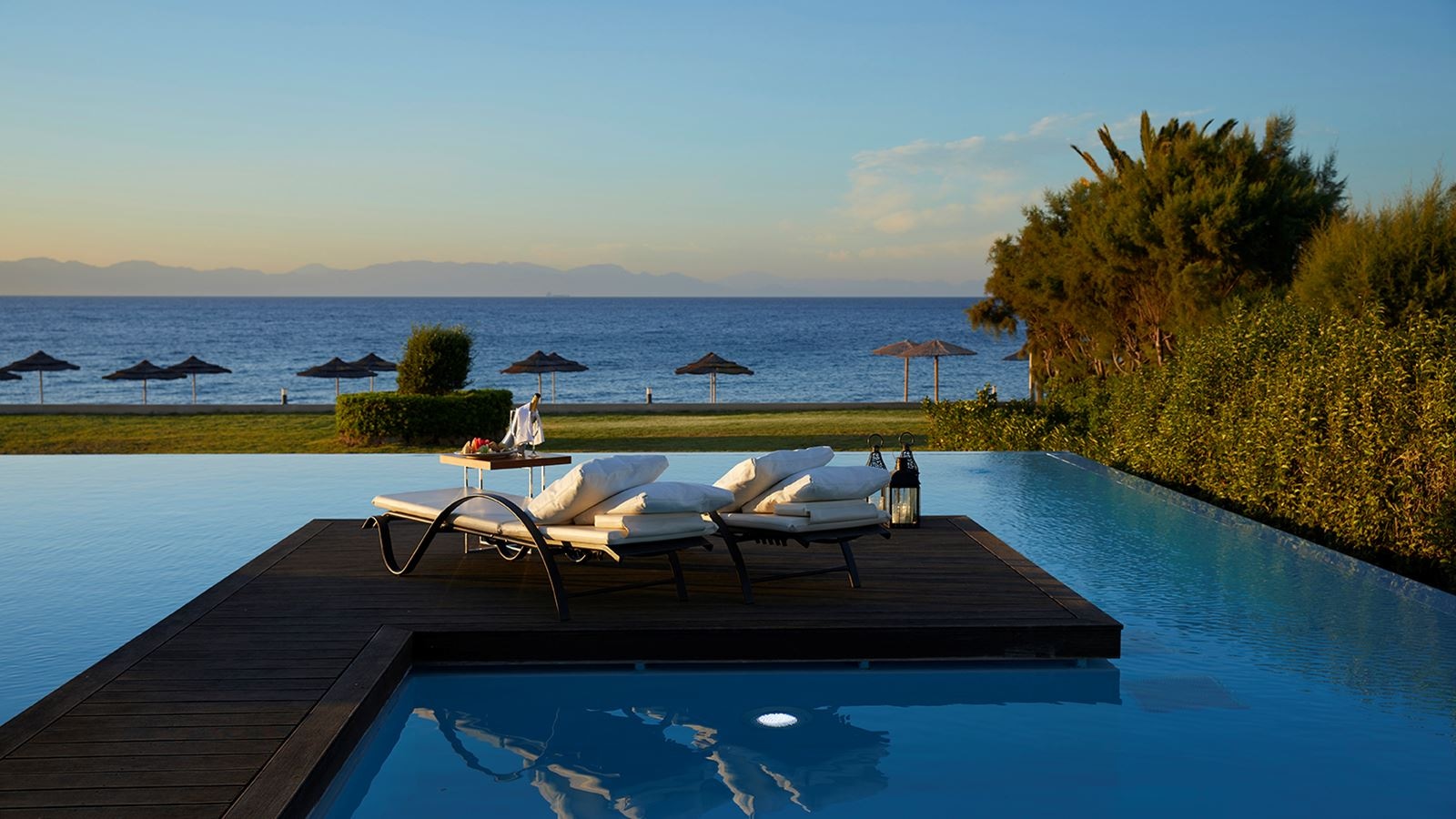 rooms-beachfront-swim-up-grand-suite