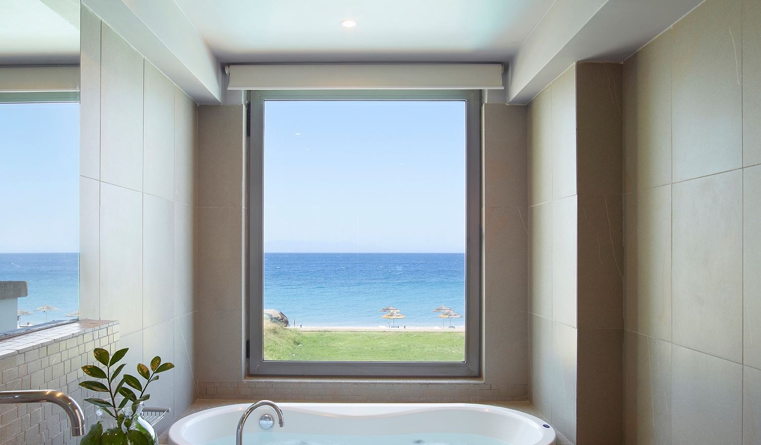 rooms-beachfront-swim-up-grand-suite