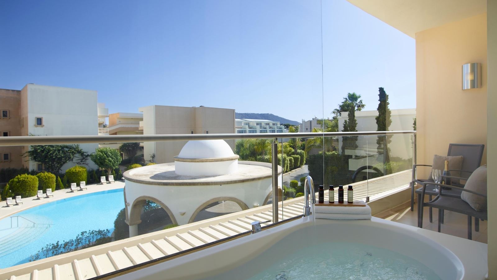 rooms-deluxe-room-with-spa-bath-garden-view