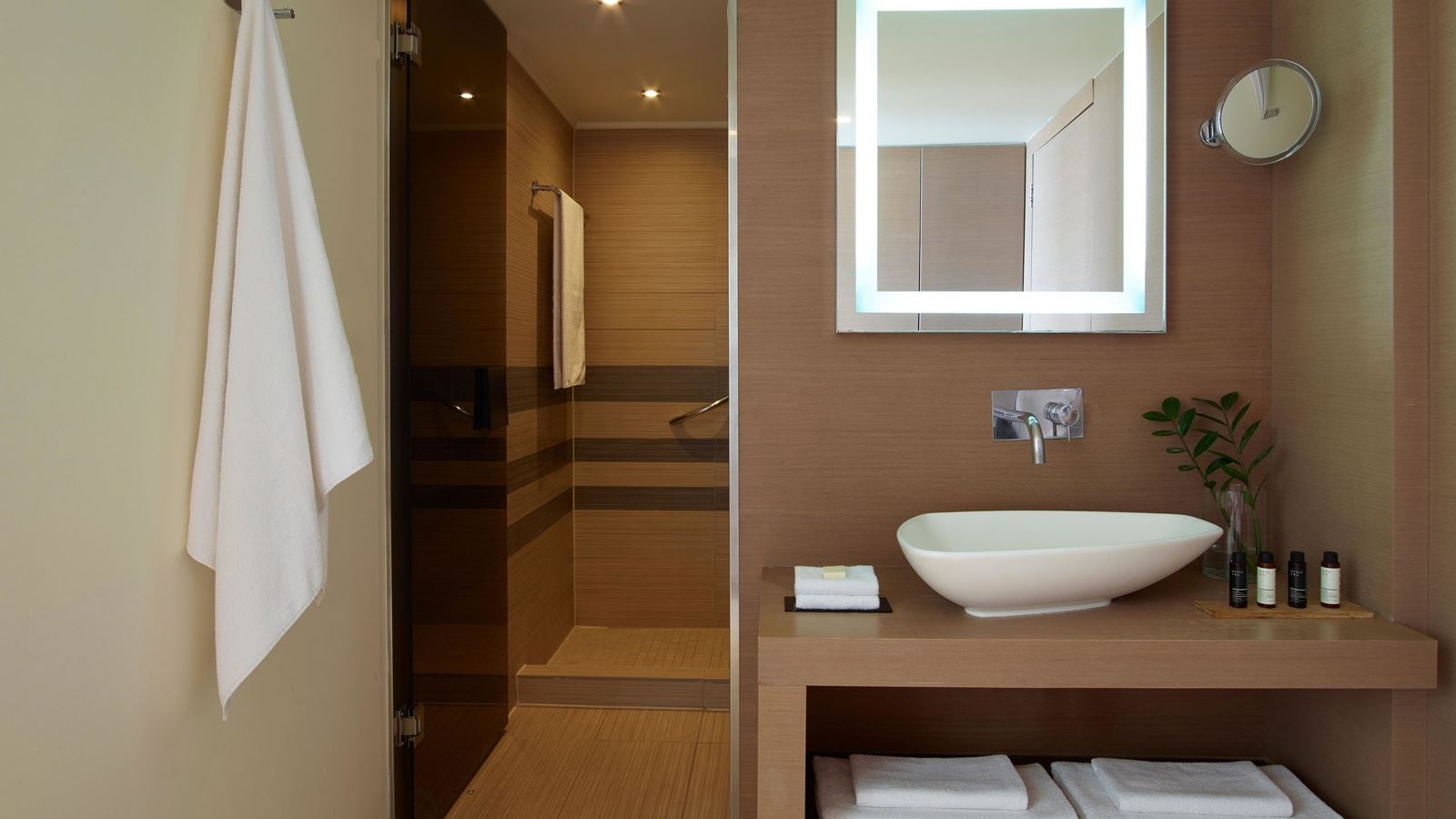 rooms-deluxe-room-with-spa-bath-garden-view