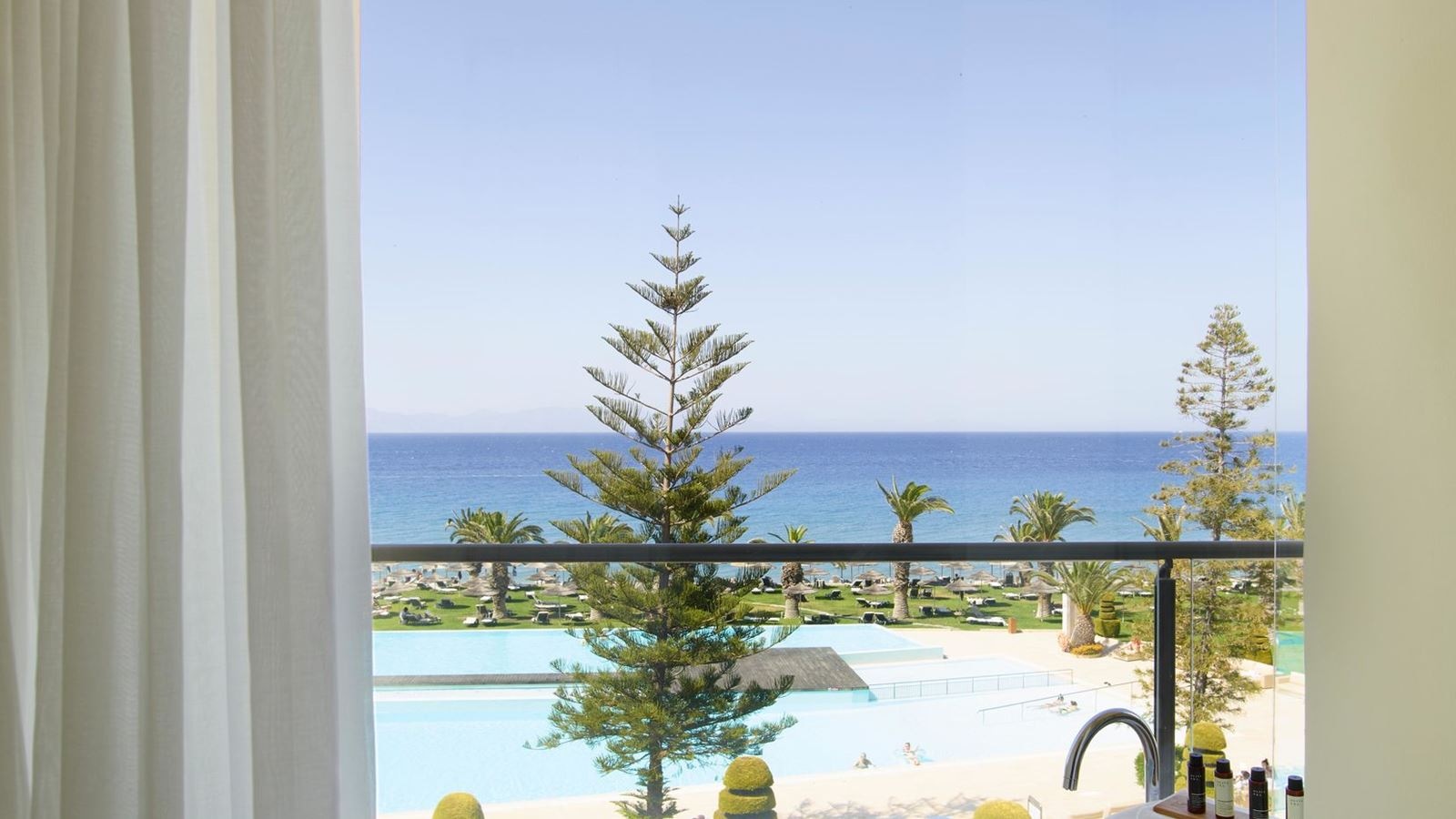 rooms-deluxe-room-with-spa-bath-sea-view