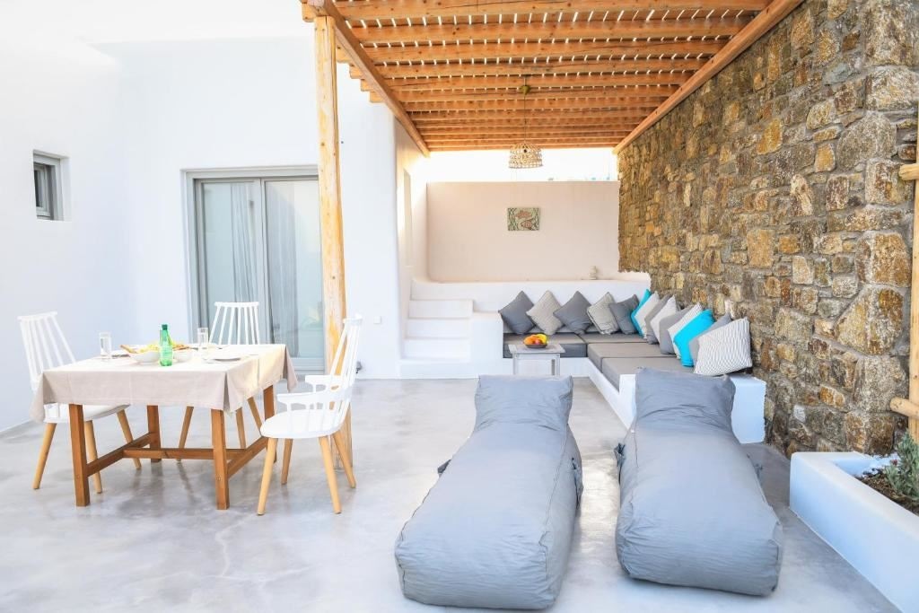 rooms-deluxe-suite-with-jetted-tub--pool-view