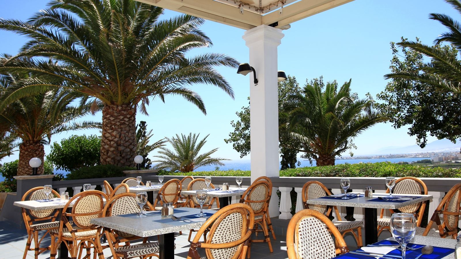 restaurants-pool-bar