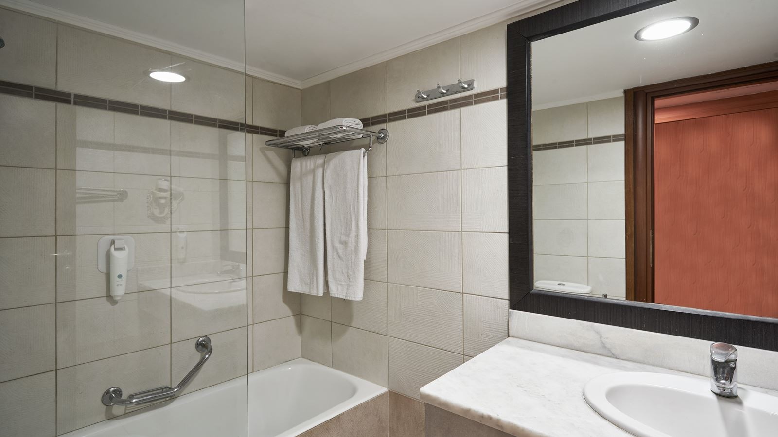 rooms-family-room-land-view