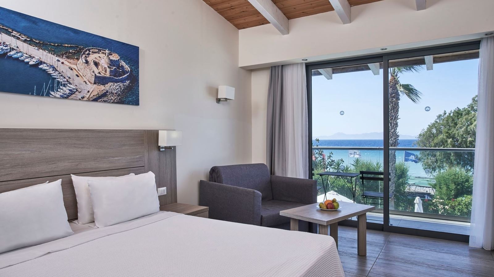 rooms-deluxe-room-side-sea-view