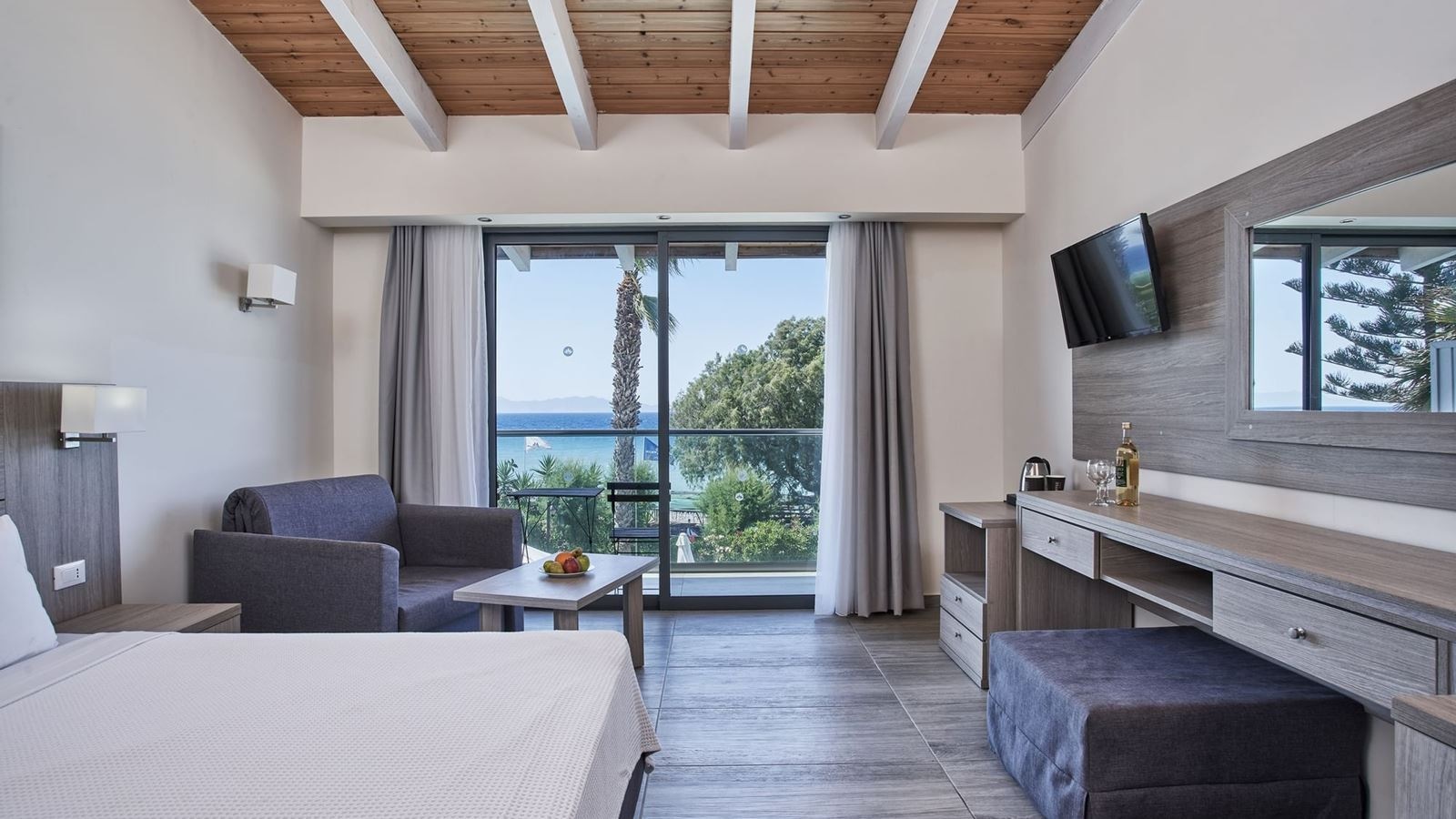 rooms-deluxe-room-side-sea-view