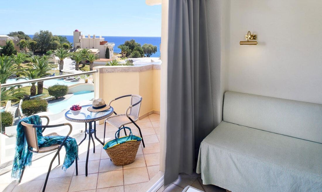 rooms-room-family-sliding-door-seaview-balcony