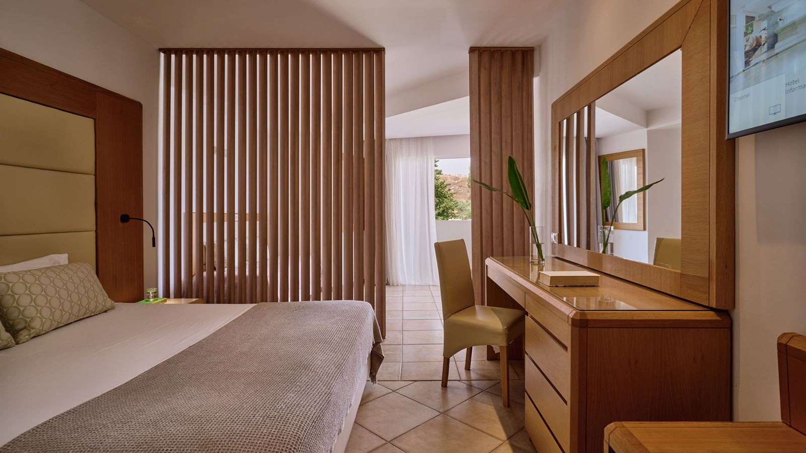 rooms-superior-family-room-sideseaview