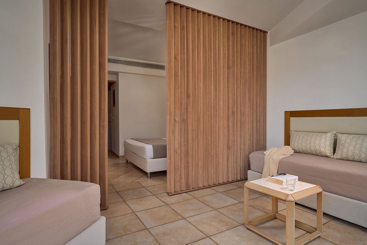 rooms-superior-family-room-sideseaview