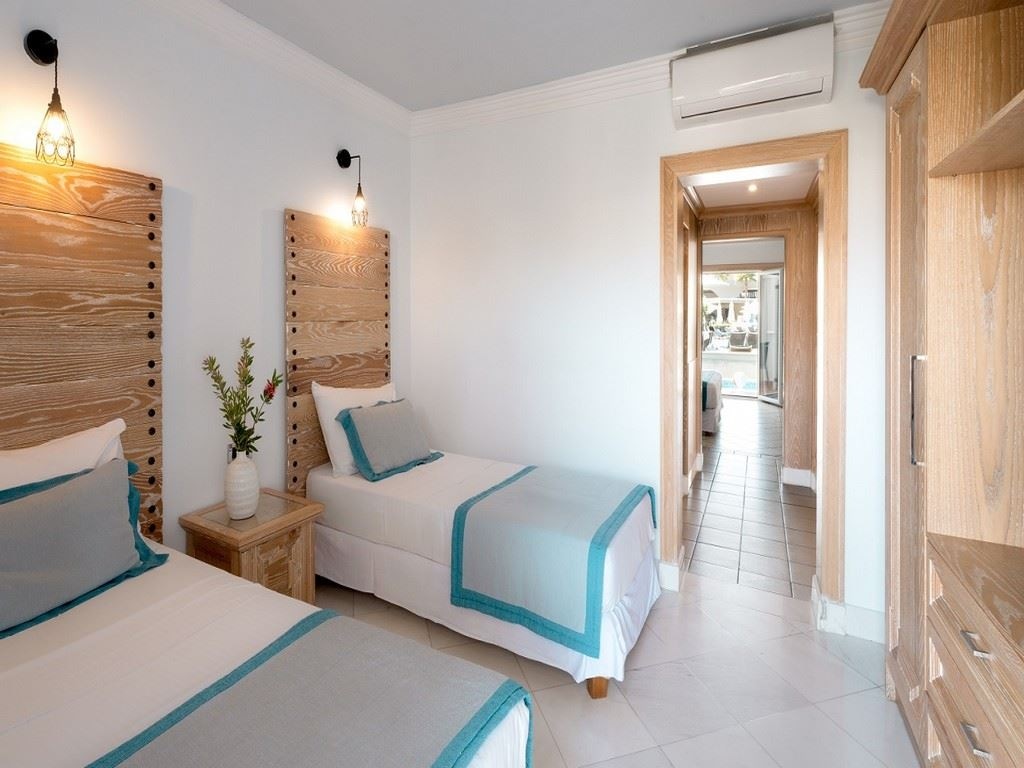 rooms-family-suite-sharedpool