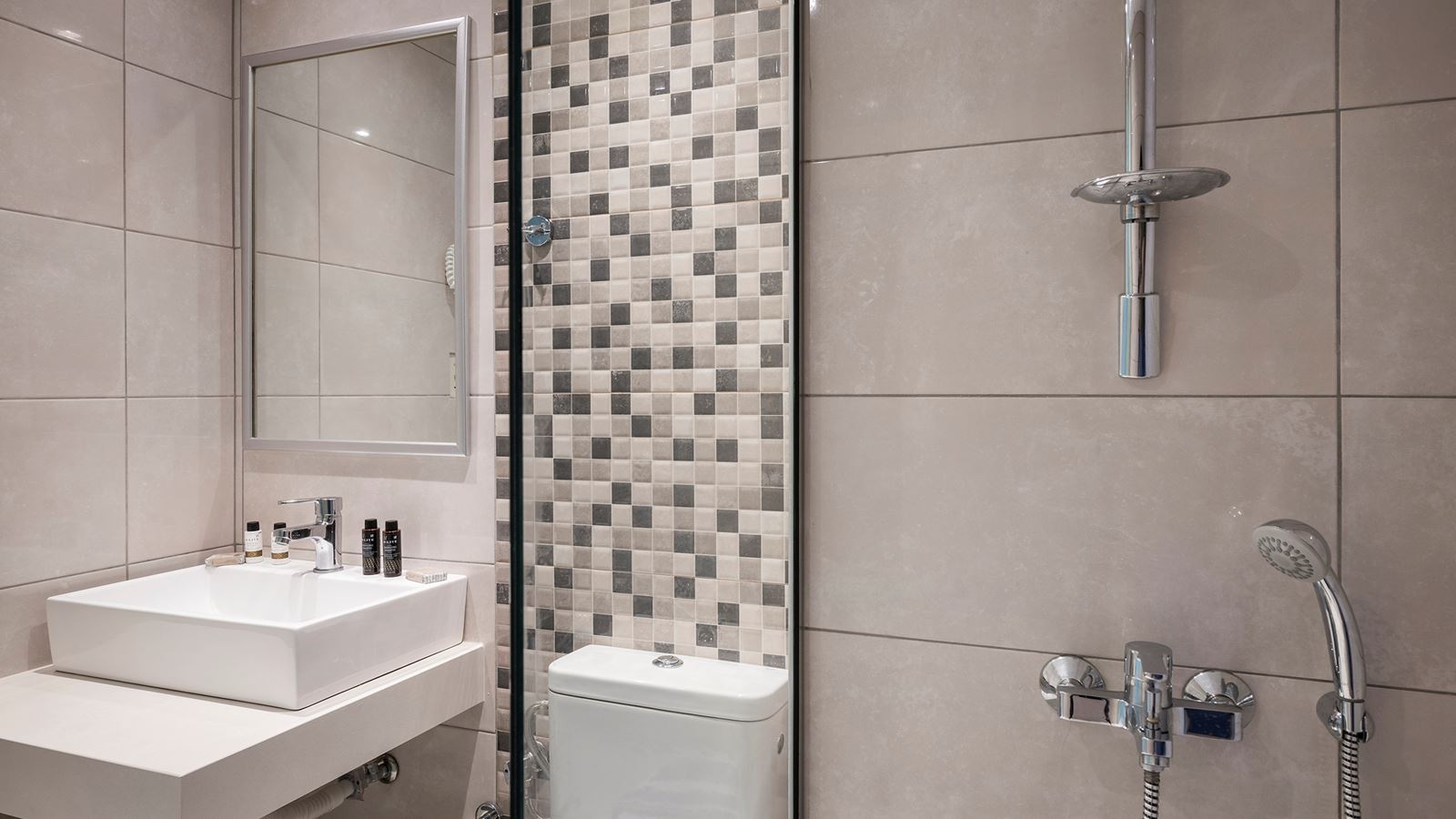 rooms-superior-family-room