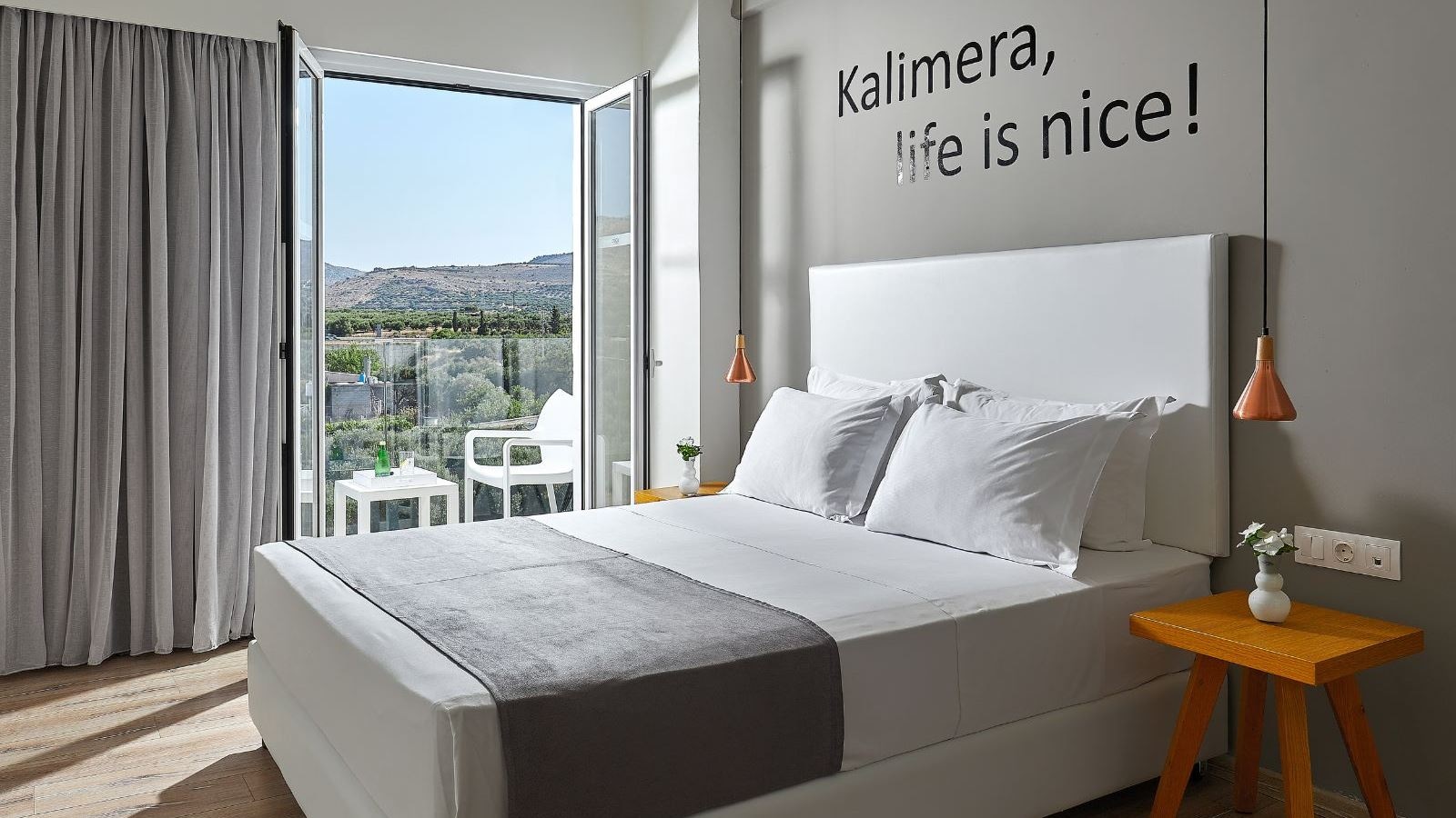 rooms-room-superior-double-sea-front-balcony