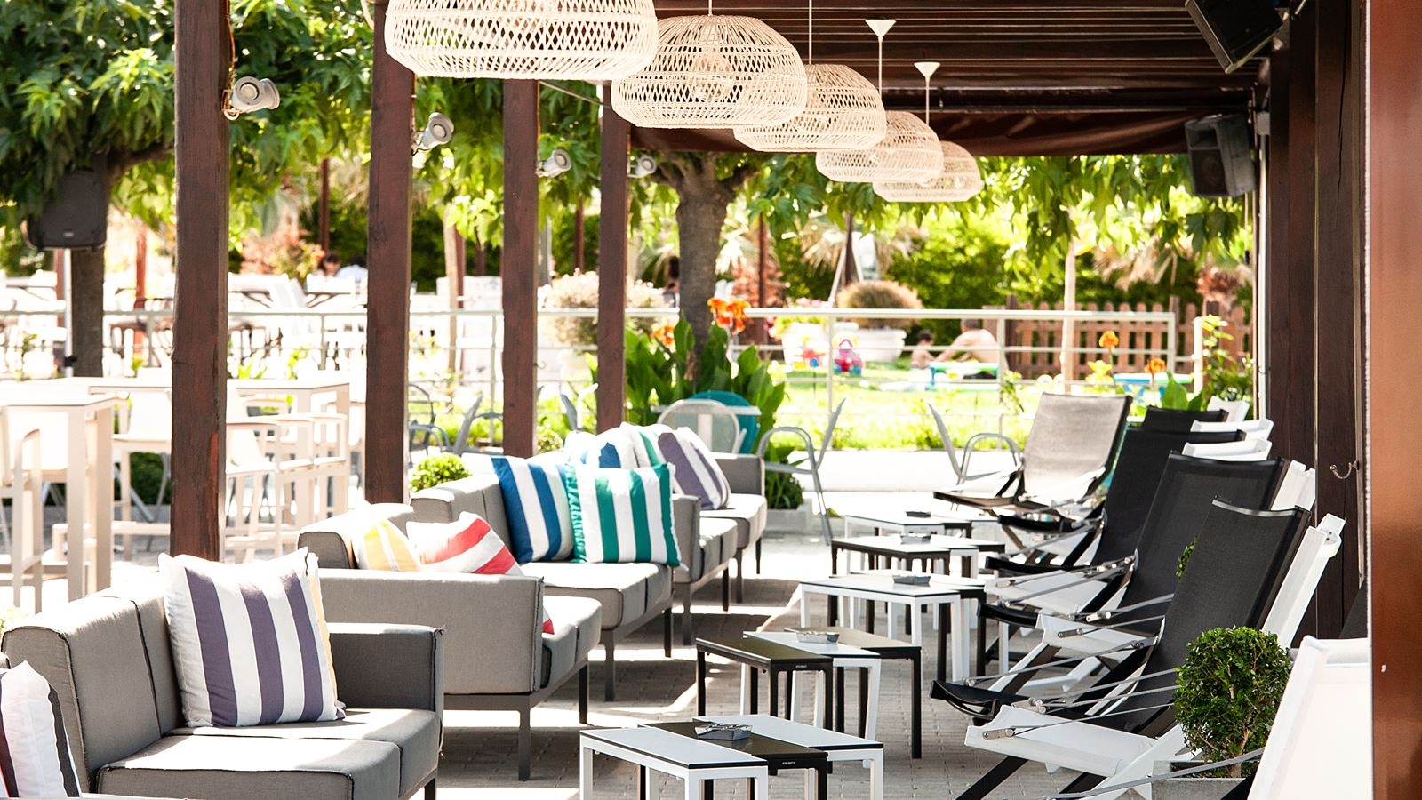 bars-akti-garden-bar