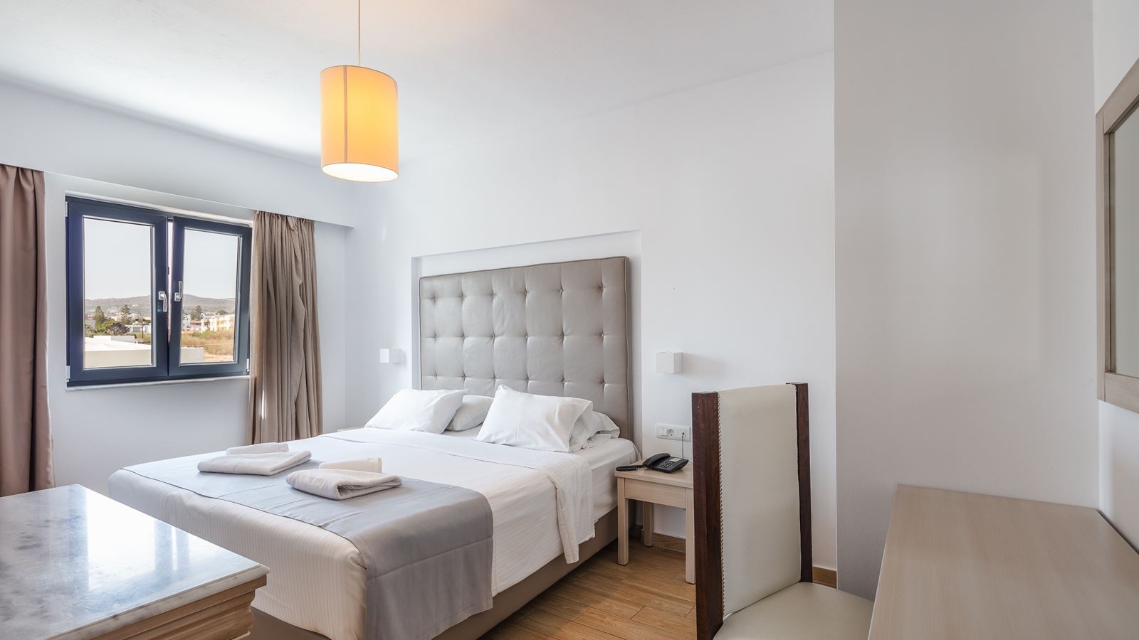 rooms-apartment-1-bedroom-balcony-or-terrace