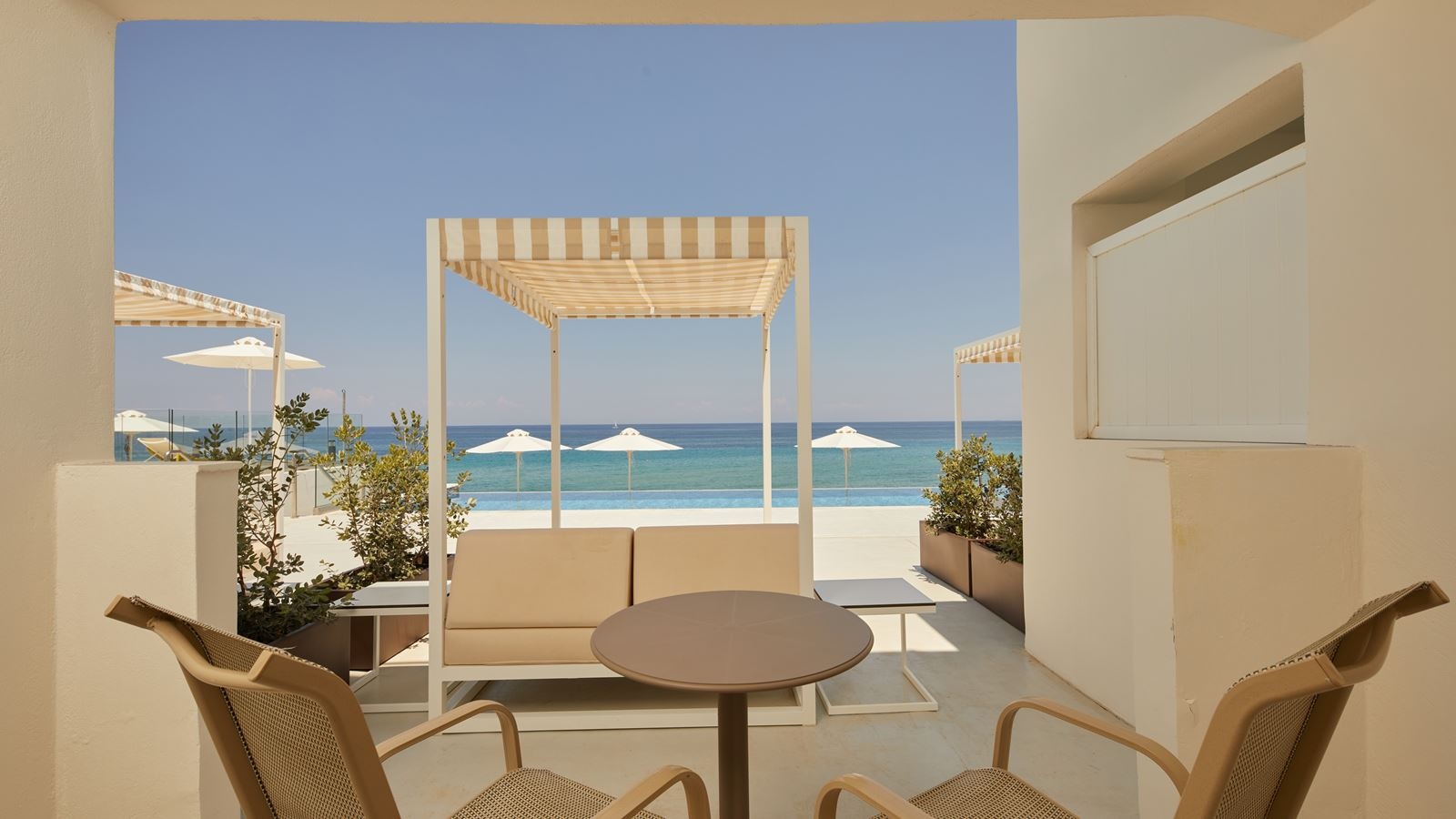 rooms-my-favorite-club-junior-suite-frontal-sea-view-swim-up