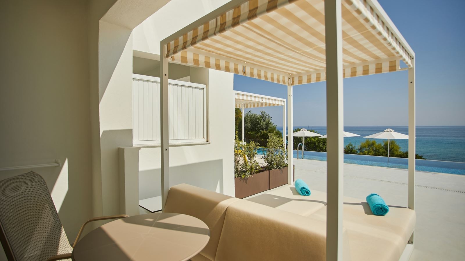 rooms-my-favorite-club-junior-suite-frontal-sea-view-swim-up