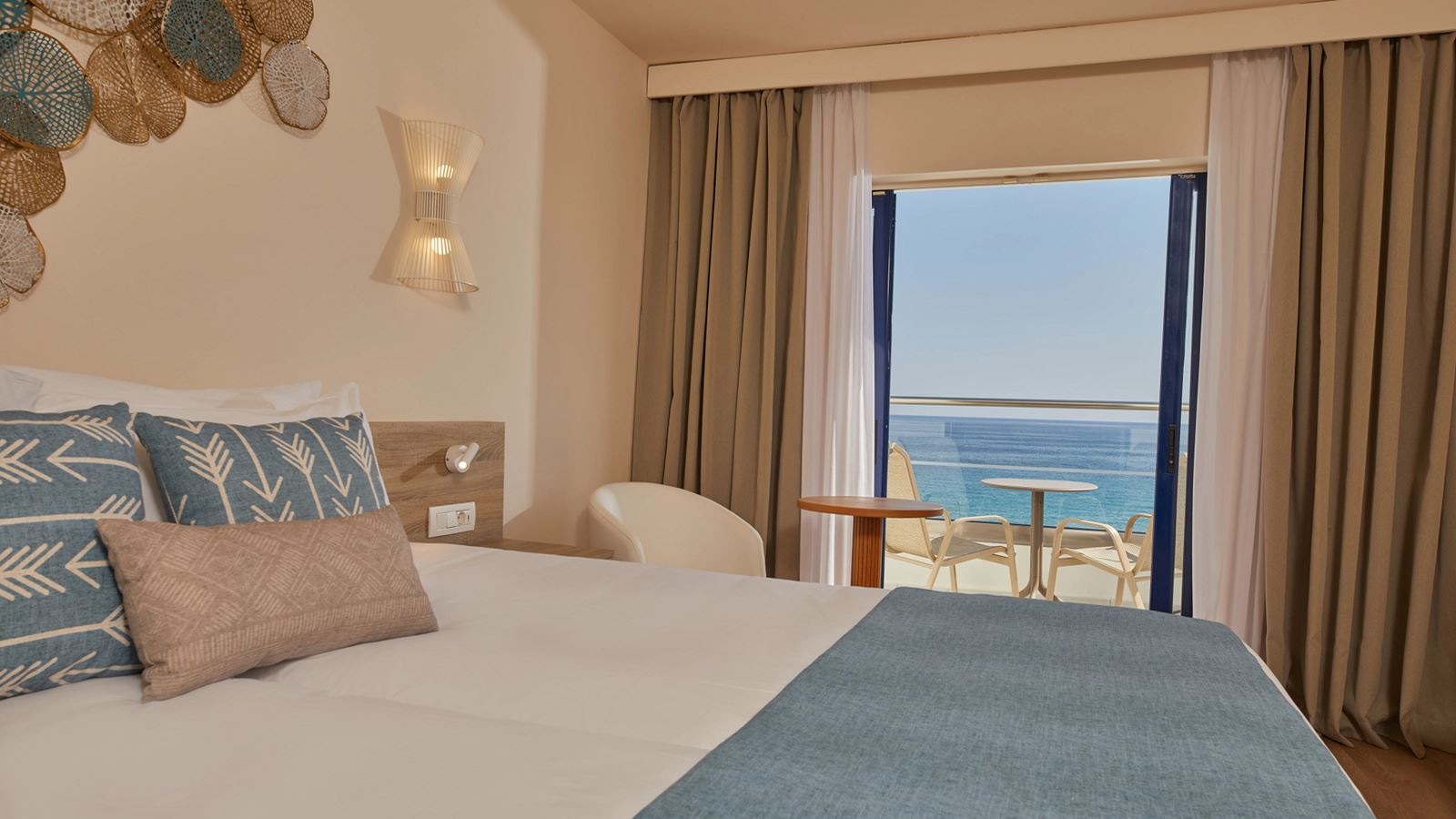 rooms-my-favorite-club-junior-suite-frontal-sea-view