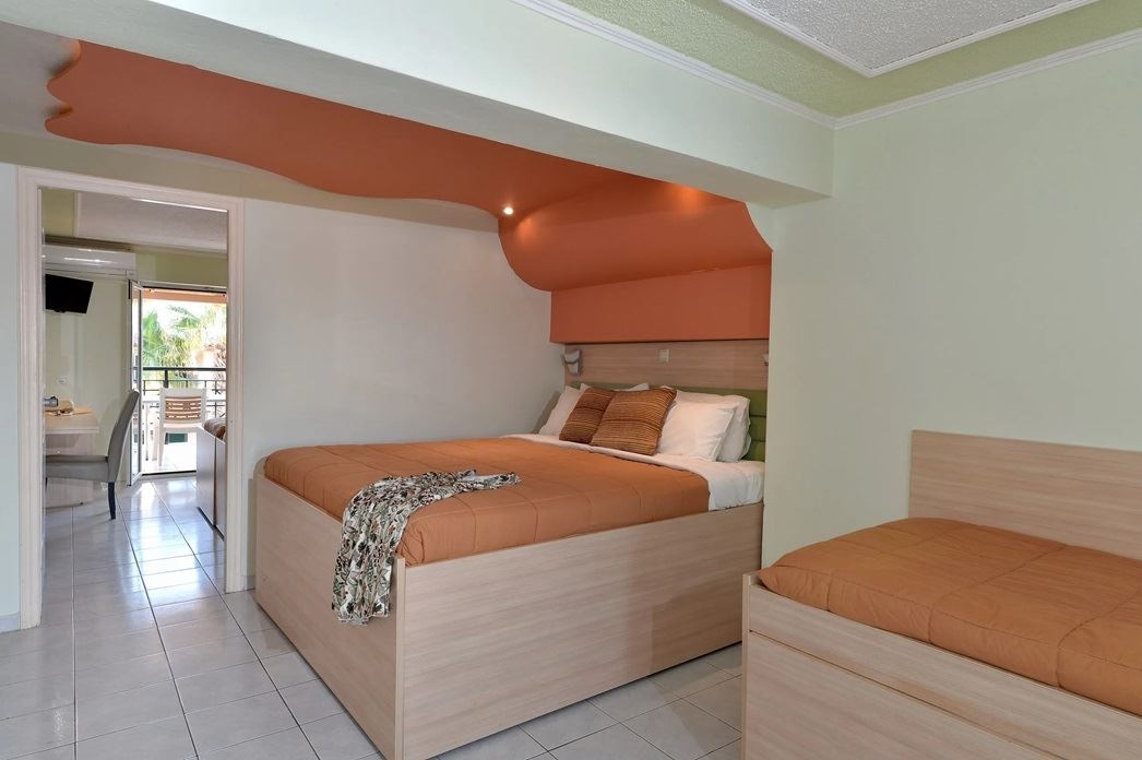 rooms-family-1-bedroom-room