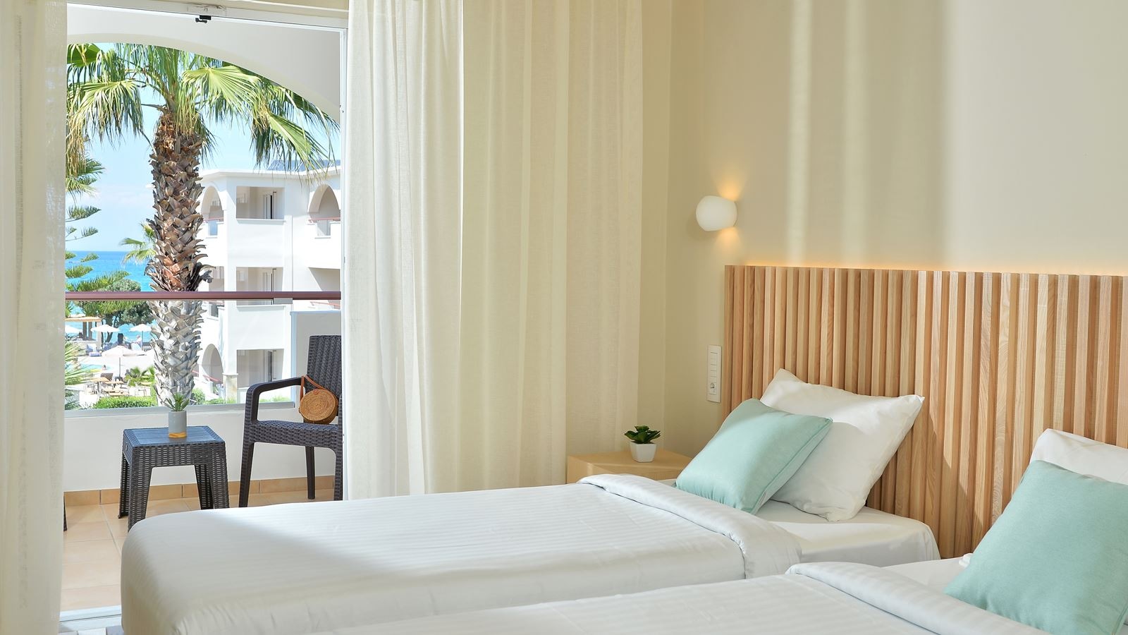 rooms-apartment-2-bedroom-balcony-or-terrace