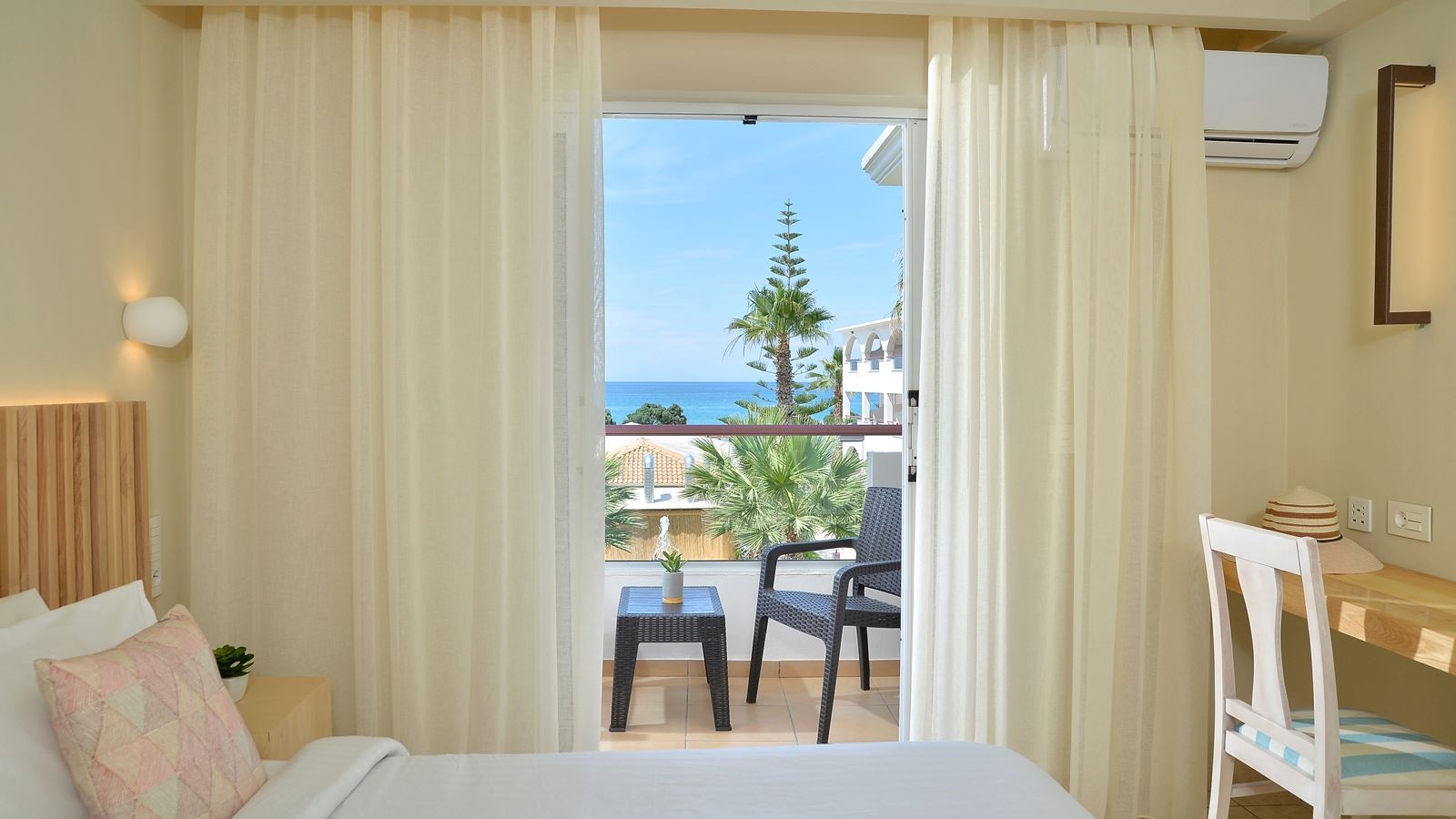 rooms-apartment-2-bedroom-balcony-or-terrace