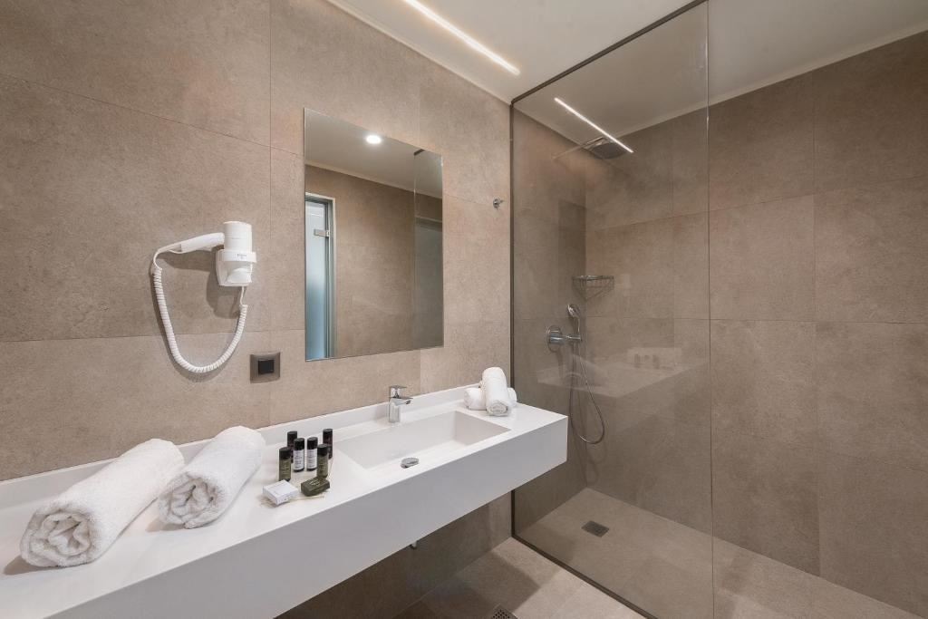 rooms-room-deluxe-double-poolsea-view-balcony