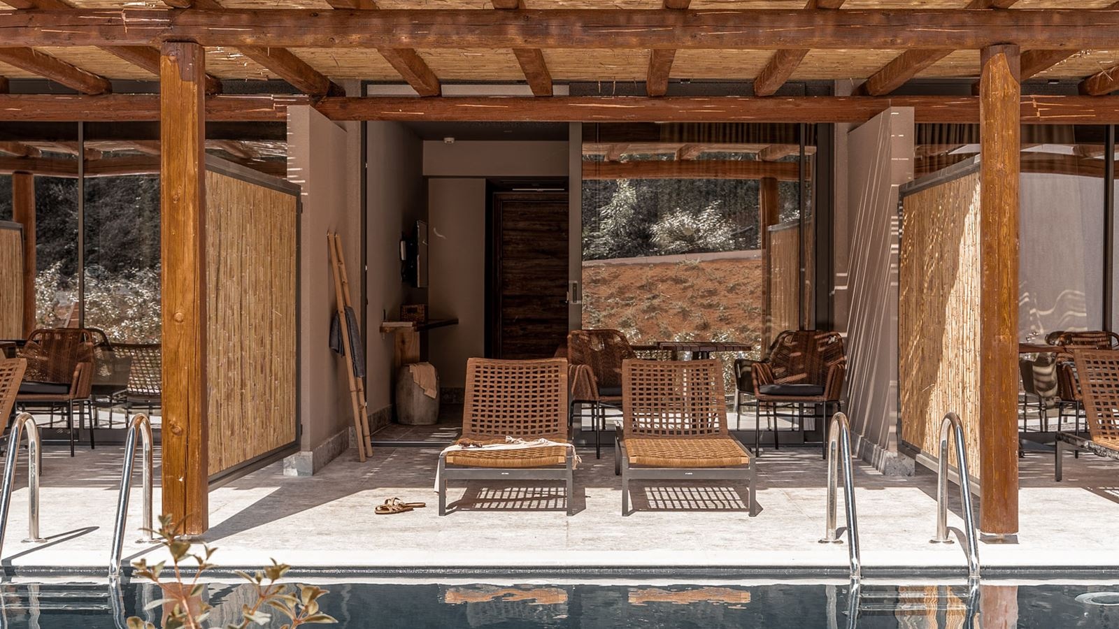 rooms-double-swim-up-pool-room