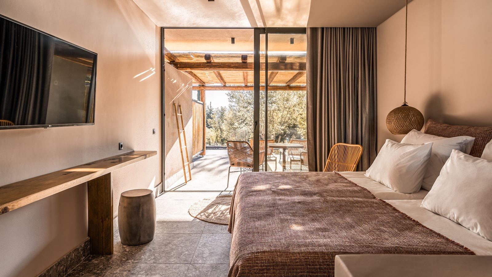 rooms-double-swim-up-pool-room