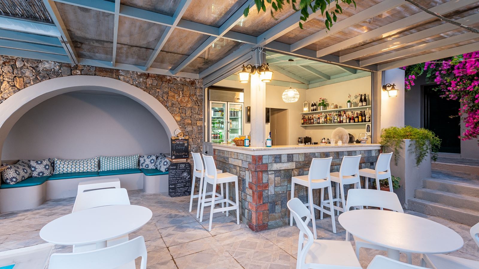 restaurants-poolside-snack-bar