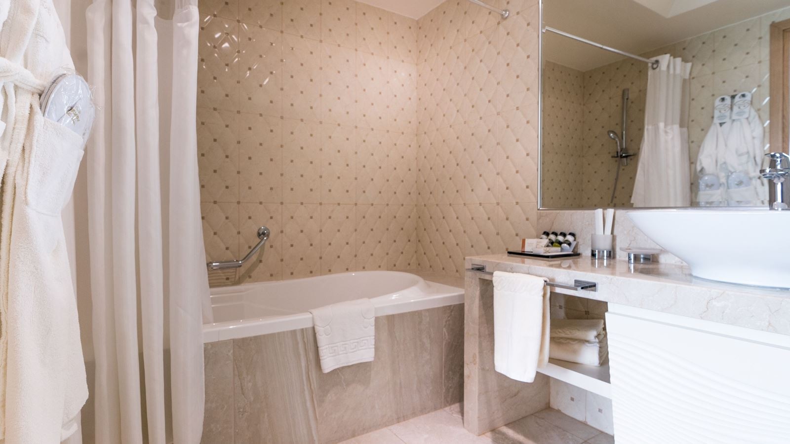 rooms-family-suite-one-bedroom-sea-view