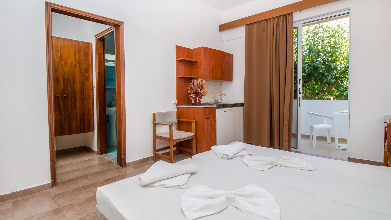 rooms-studio-triple-balcony