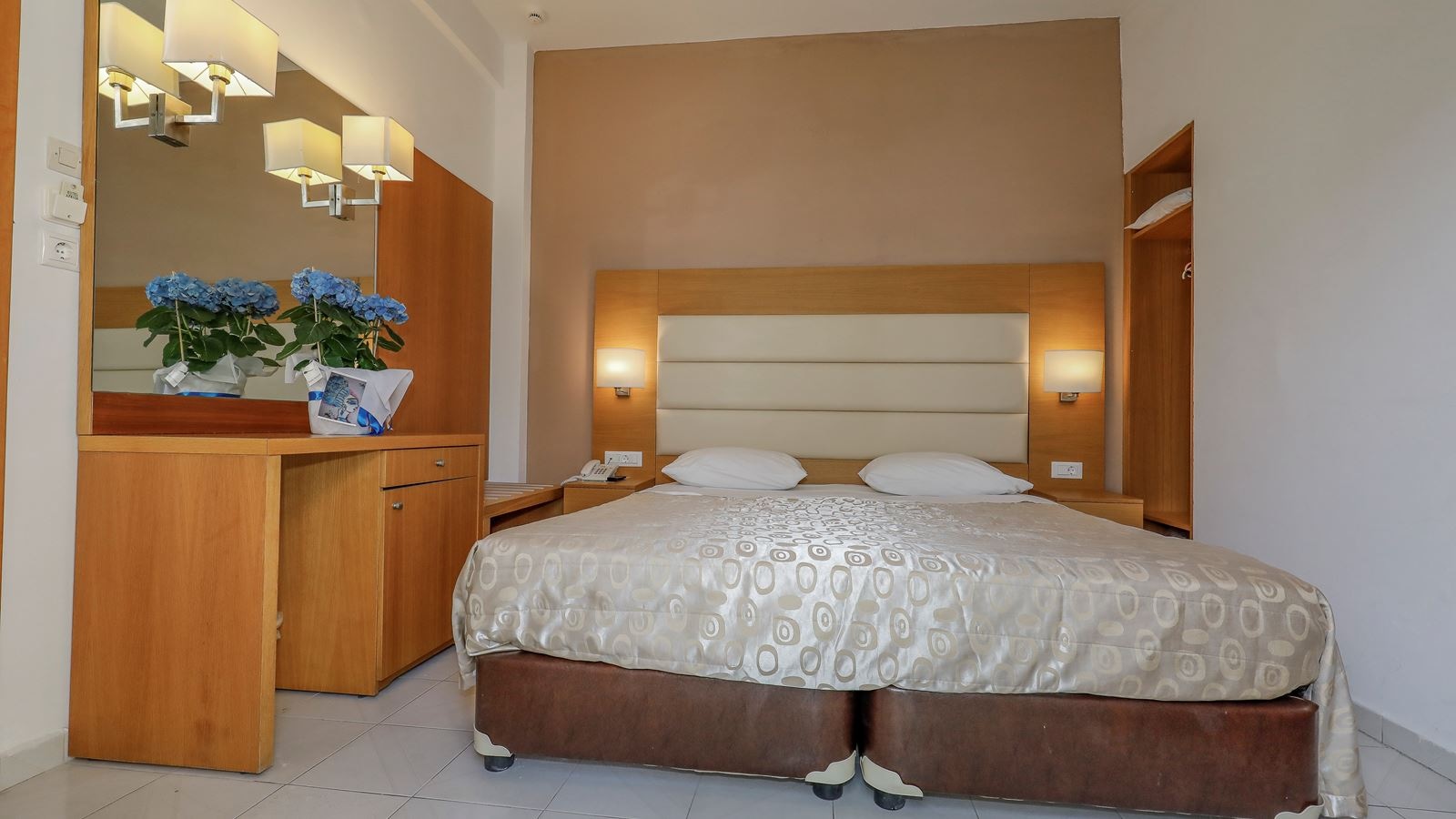 rooms-single-room-land-view