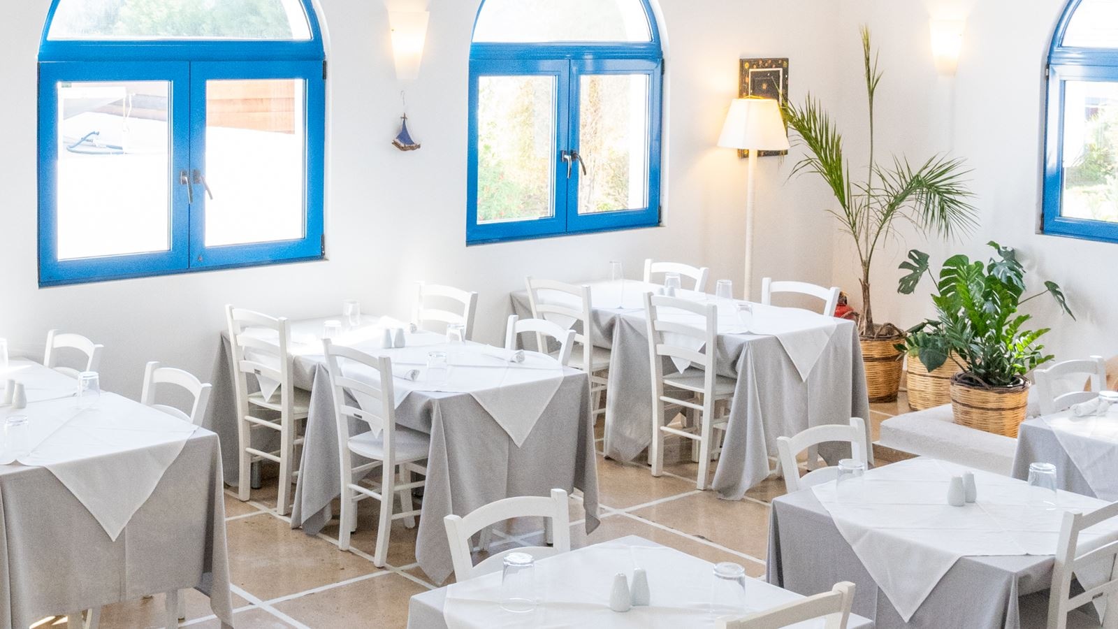 restaurants-elia-poolside-restaurant