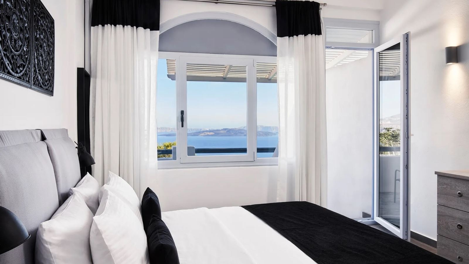 rooms-standard-room-with-caldera-view