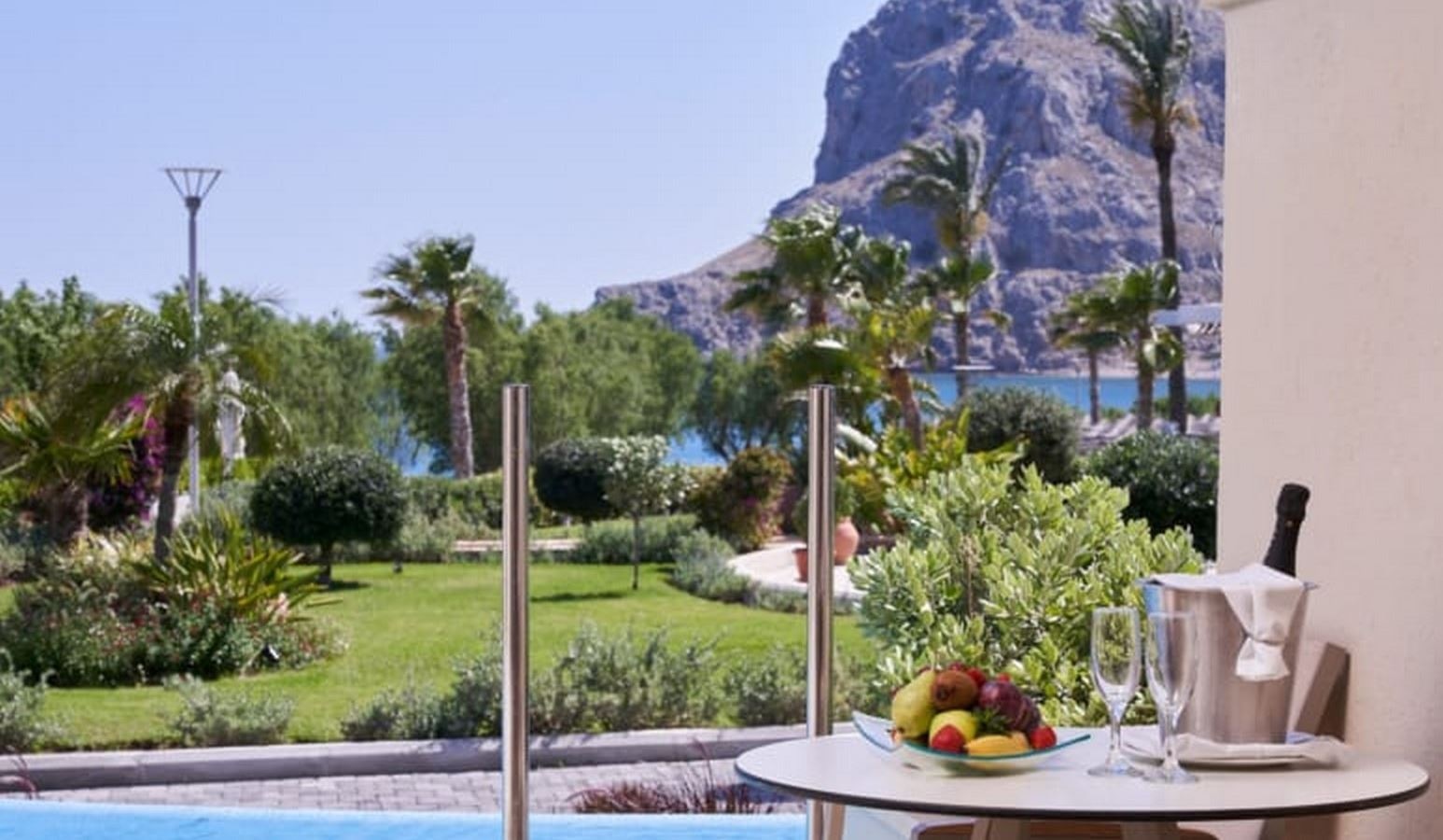 rooms-suite-junior-lateral-seaview-swimup