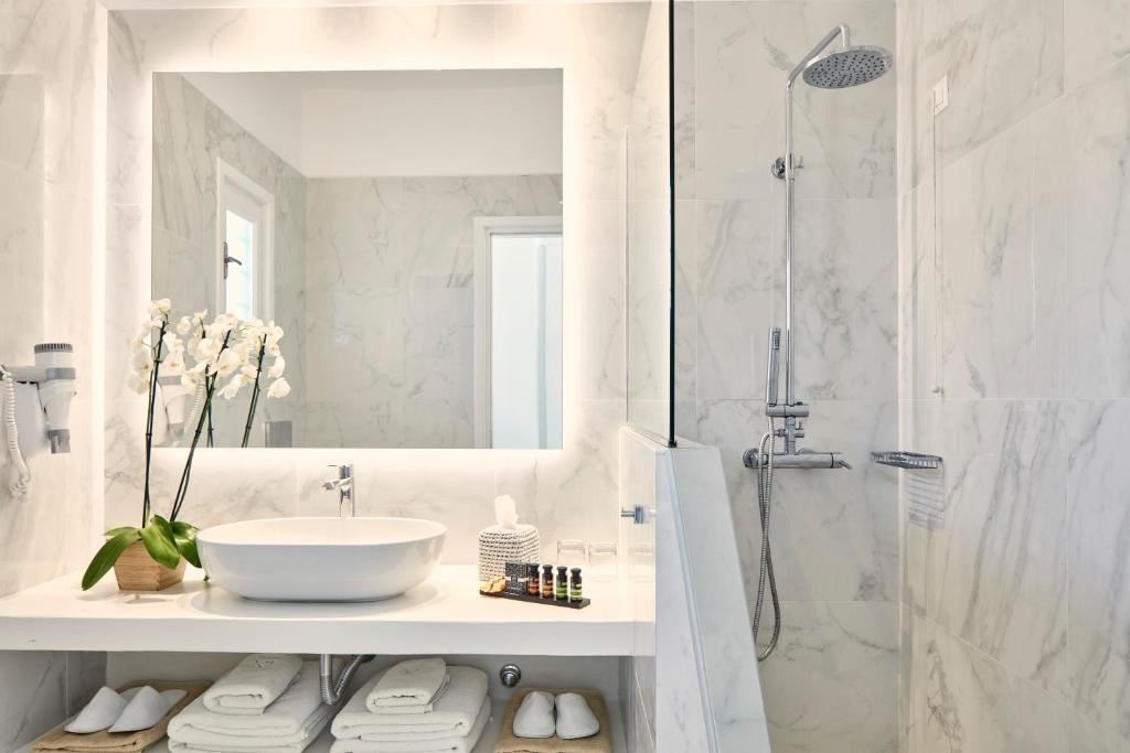 rooms-honeymoon-suite-sea-view-with-outdoor-jacuzzi