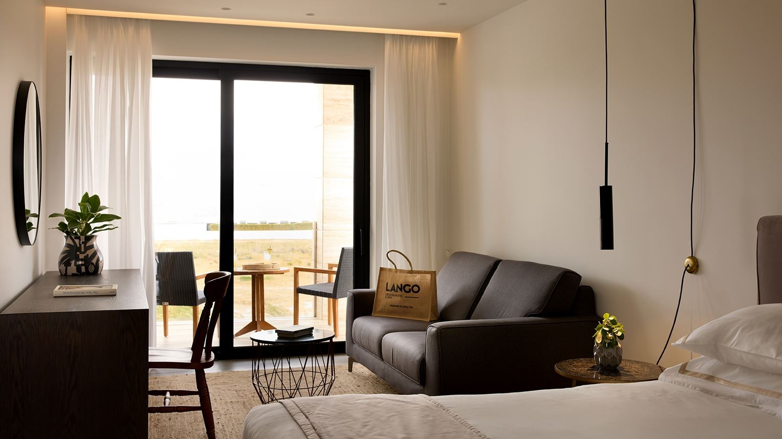 rooms-deluxe-double-room-land-or-pool-view