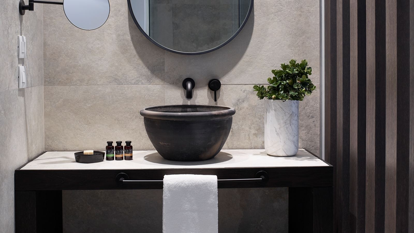 rooms-deluxe-double-room-land-or-pool-view