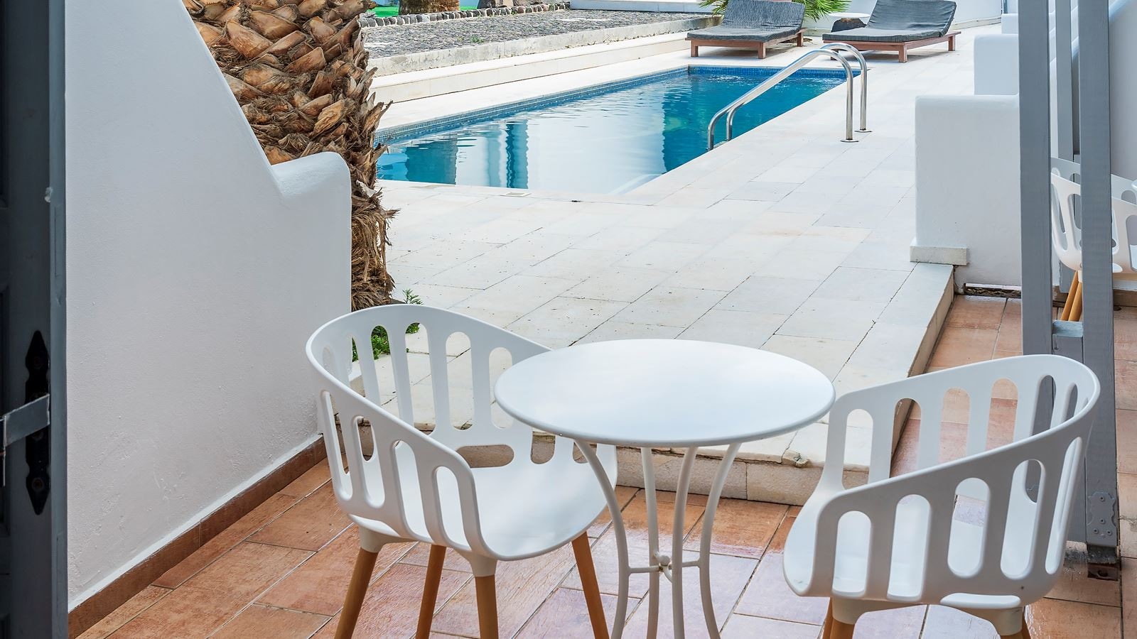 rooms-room-with-shared-pool