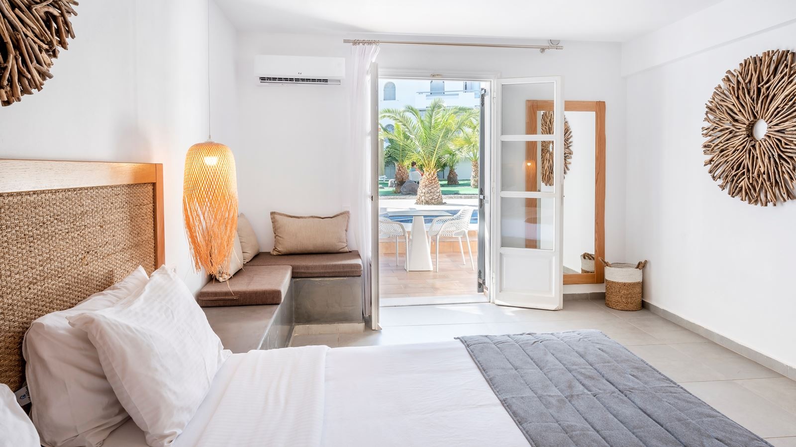 rooms-junior-suite-with-shared-pool