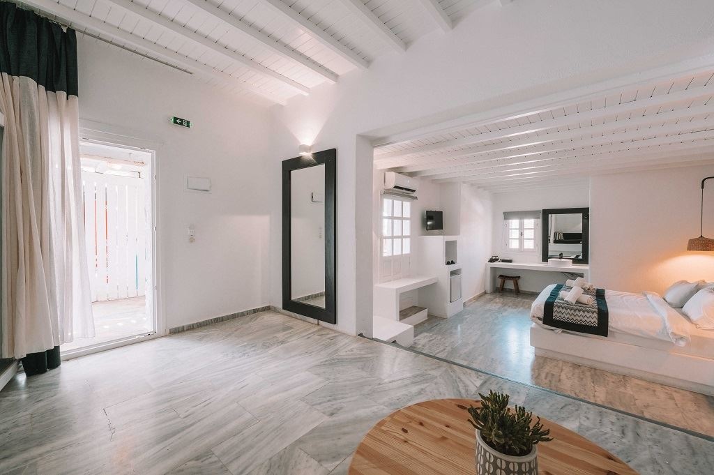 rooms-friends--family-suite-with-surrounding-view