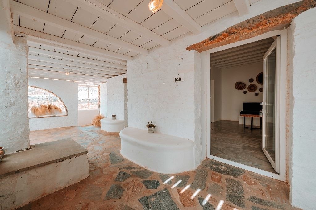 rooms-friends--family-suite-with-surrounding-view