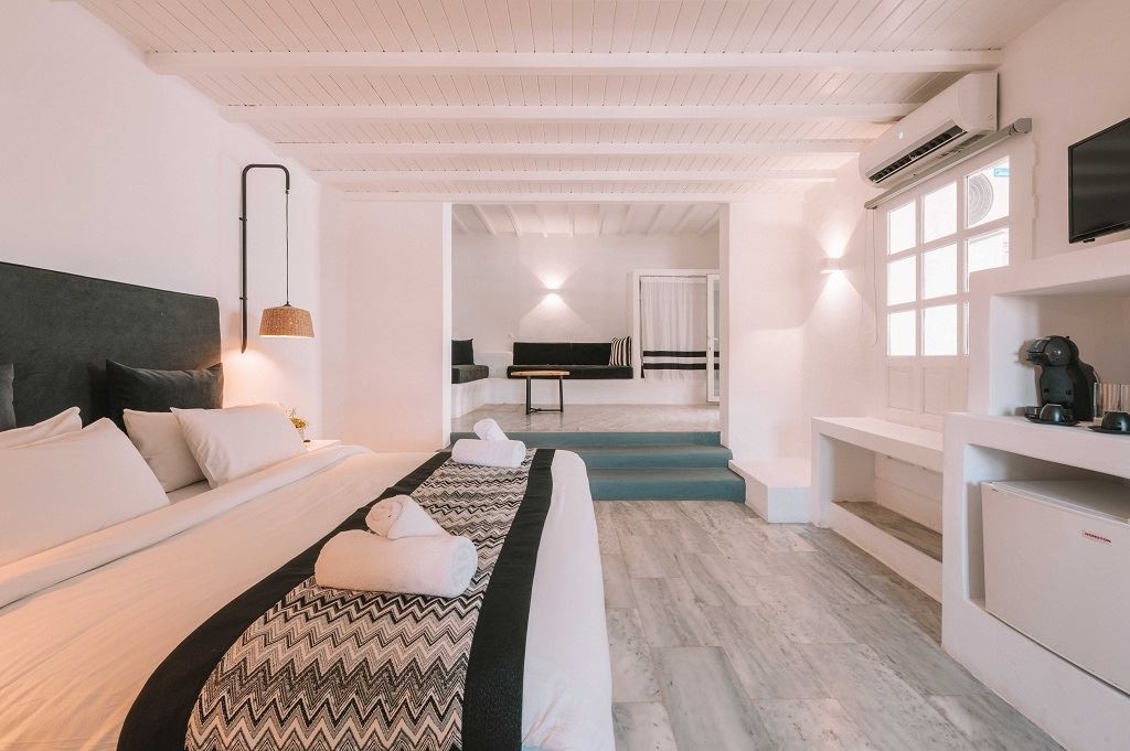 rooms-friends--family-suite-with-surrounding-view