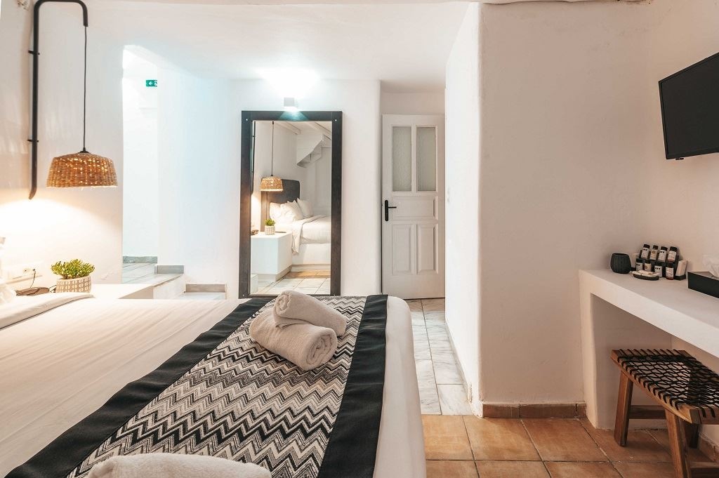 rooms-friends--family-suite-with-surrounding-view