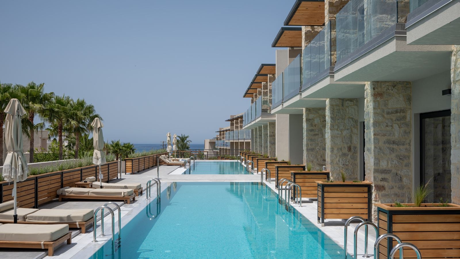 rooms-junior-suite-sharing-pool