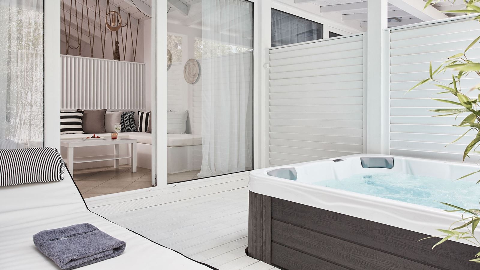 rooms-honeymoon-outdoor-jacuzzi-suite