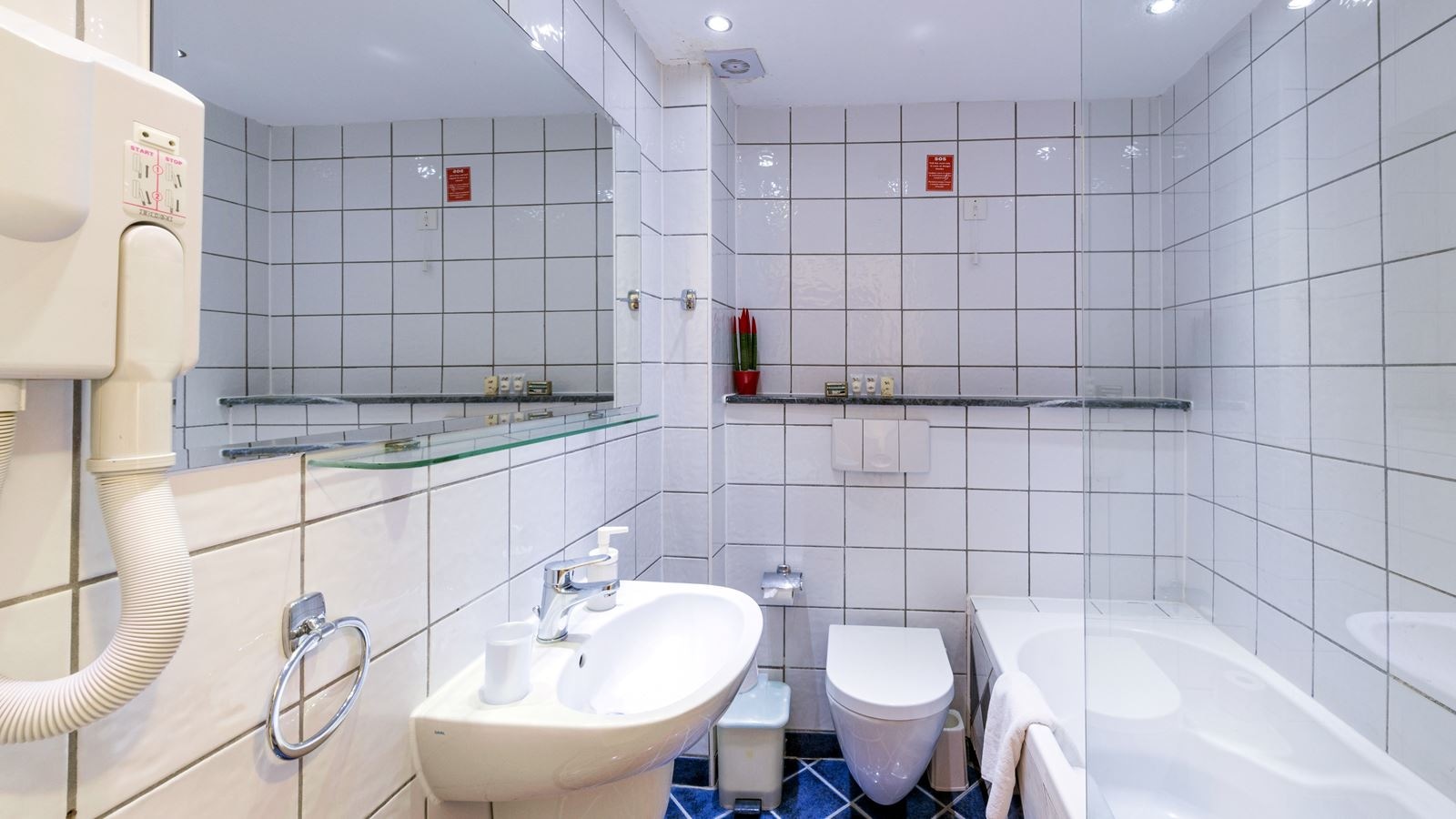 rooms-family-sideseaview