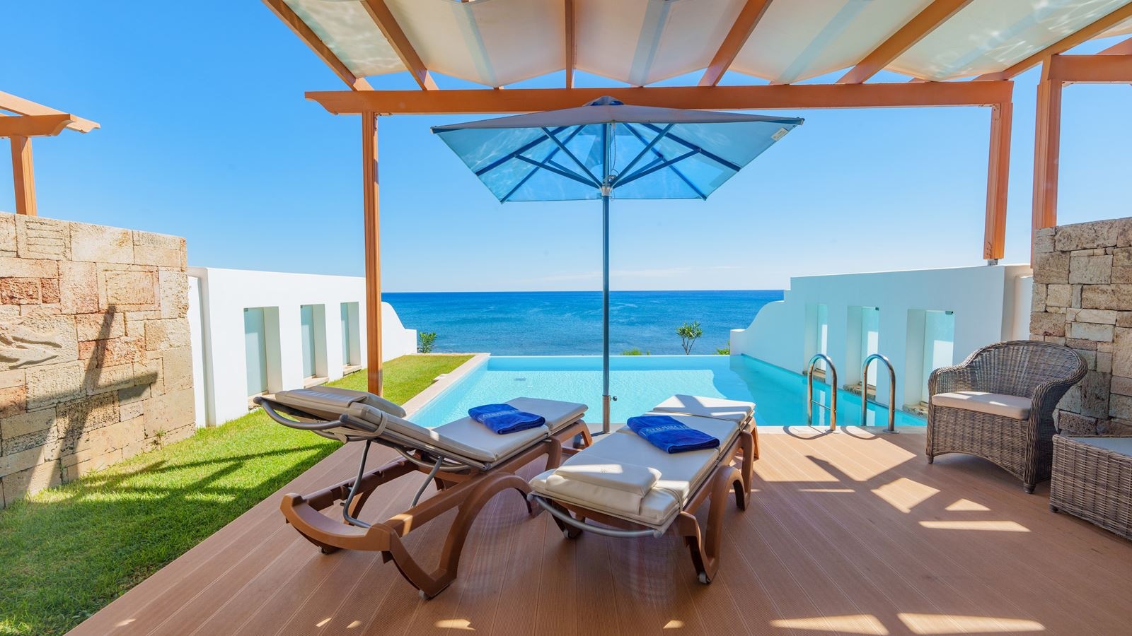 rooms-platinum-beach-junior-suite-sv-with-pool--signature-collection