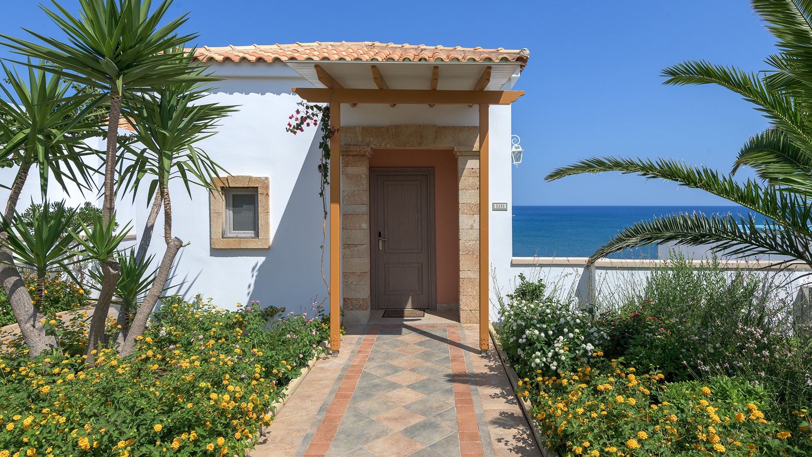 rooms-platinum-beach-room-sv-with-pool--signature-collection