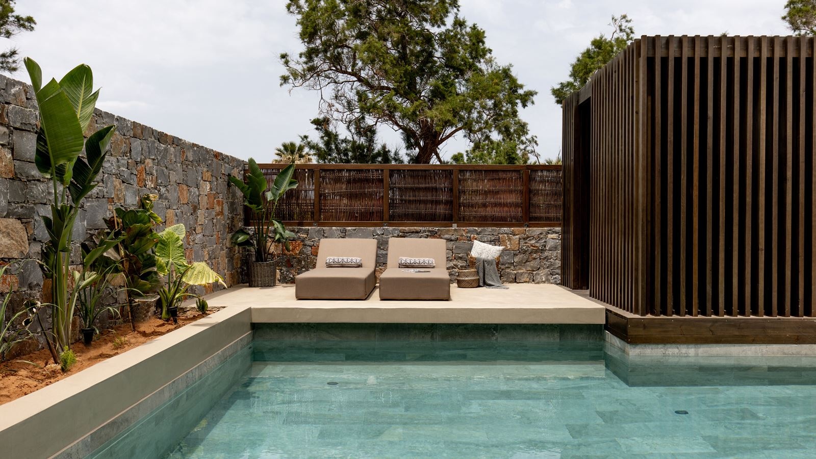 rooms-signature-suite-with-private-pool-sauna