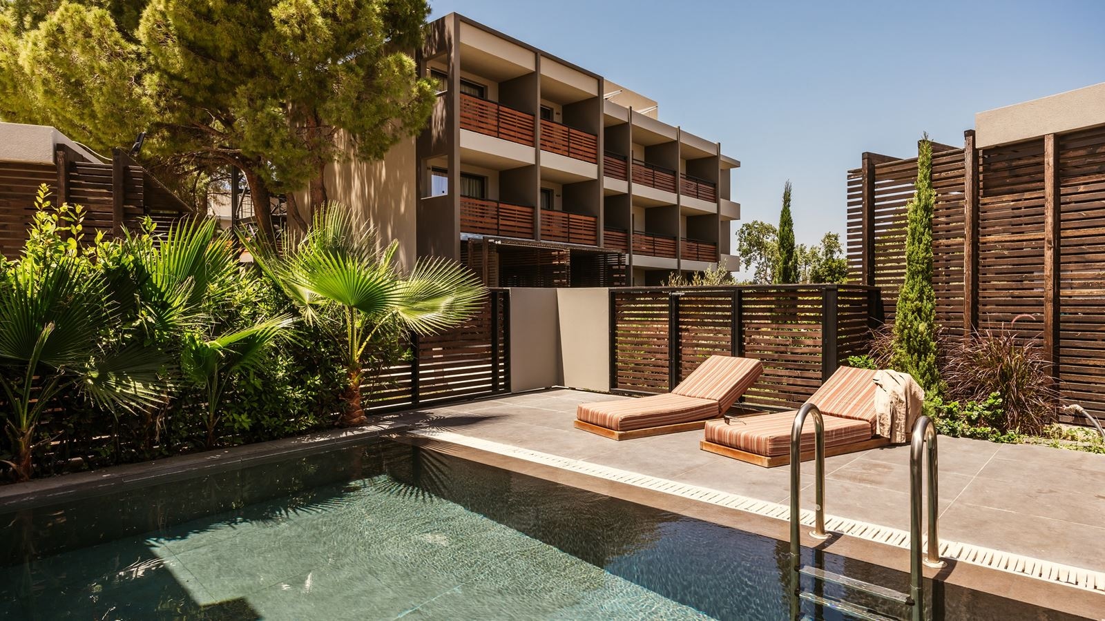 rooms-suite--with-private-pool-garden-view